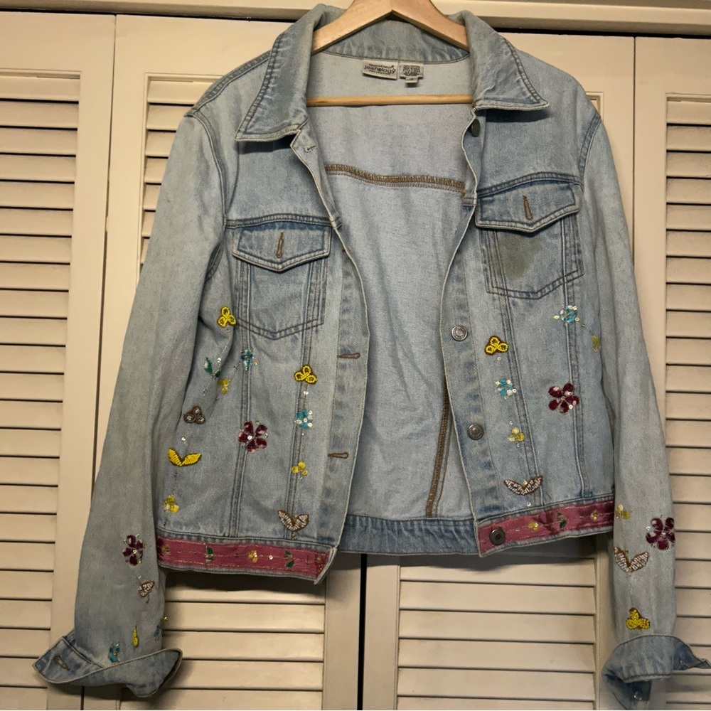 Vintage Light Wash Embroidered Denim Jacket - Women jeanology